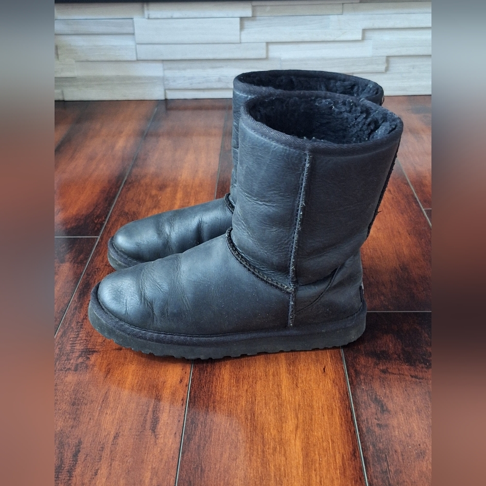 UGG Classic Short Black Leather Sheepskin Boots Women’s 6 EU 37 SN 1005093